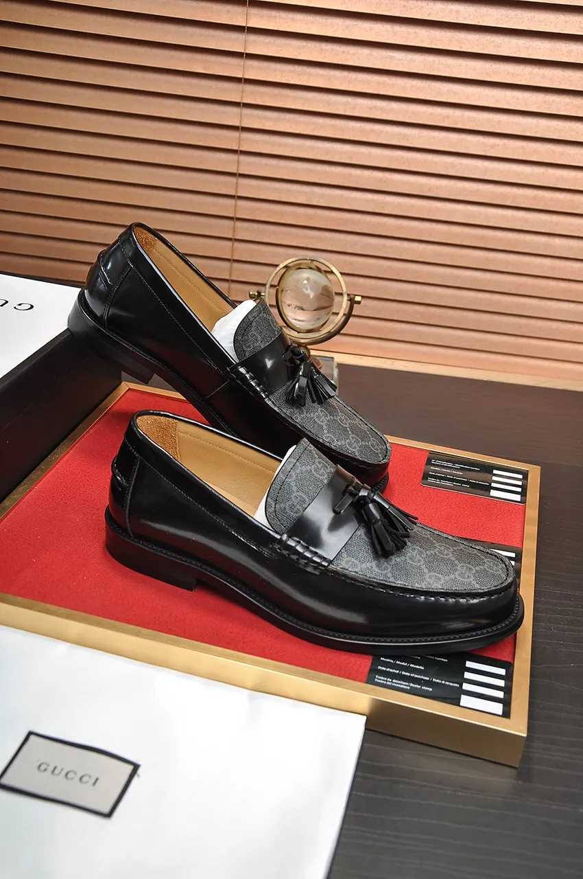 Men's shoes💰560💶Italy's top luxury men's shoe giant (GUCCI) (Gucci) (full cowhide lining) new arrival🍃Original European style🔰 Pleasant to the eye😍In order to make the shoes more durable and non-deformable🌀The production continues to follow traditional methods but there is still no lack of innovation💪Choose original sheepskin for the leather♻️ Smooth and natural And extra bright ⭐Made of imported cowhide, the first choice of rich people 38-45 (45 customized)